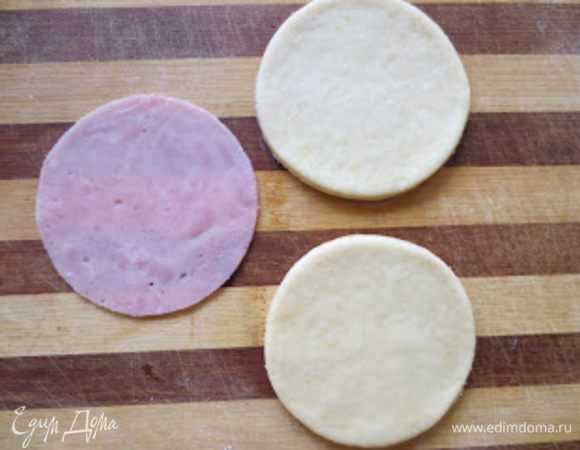 На булочку идет два кружочка из теста и один из ветчины.
