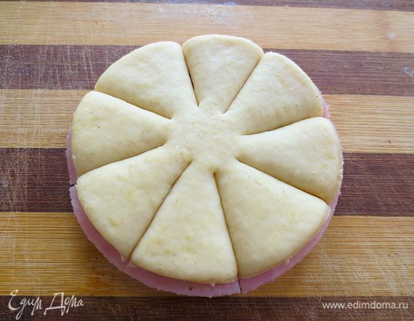 Делаем 8 надрезов (как показано на фото).
