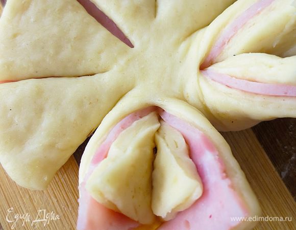 Теперь выворачиваем две стороны разрезанной части наружу, так как показано на фото, при этом соединив концы.
