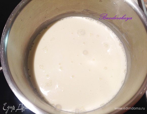 В кастрюлю с толстым дном налить сливки, добавить сахар поставить на плиту и нагревать постоянно помешивая до полного растворения сахара (не кипятить! ).