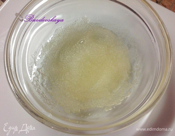 Смешать в большой миске воду с желатином и дать ему набухнуть минут 10. Затем в желатин добавить сливочно-сахарную смесь, тщательно перемешать до полного растворения желатина.