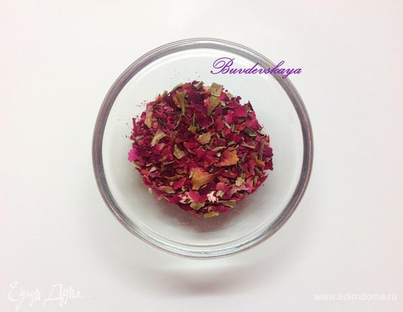 Бутоны роз положить в небольшую емкость и залить кипятком, настаивать минут 10, затем процедить настой через сито.