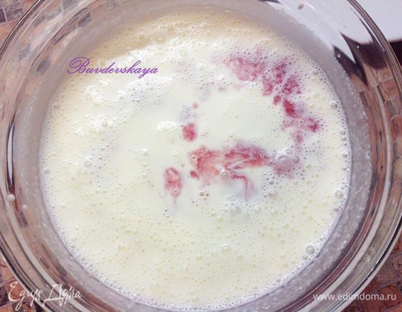 Добавить рикотту, розовую воду, настой розы и перемешать до получения однородной массы. Если хотите получить более насыщенный розовый цвет, то можно добавить капельку пищевого красителя или сок свеклы.