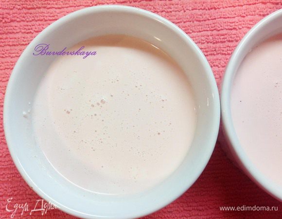 Разлить смесь по формочкам через сито и отправить застывать в холодильник на 4-6 часов или на ночь. Перед подачей опустить формочки в миску с горячей водой на несколько секунд и перевернуть на тарелку. Украсить бутонами роз и подавать ! ENJOY !