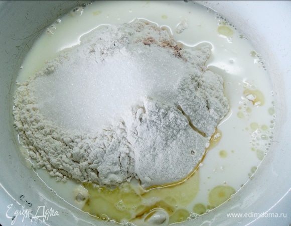 В миску всыпать просеянную муку, соль. В отдельной миске в теплом молоке развести дрожжи до растворения, добавить сахар. Влить в муку,добавить растительное масло.