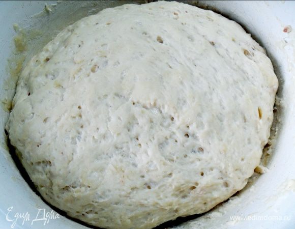 Накрыть полотенцем и оставить в теплом месте на 2 часа.
Тесто должно увеличиться в 2 раза.