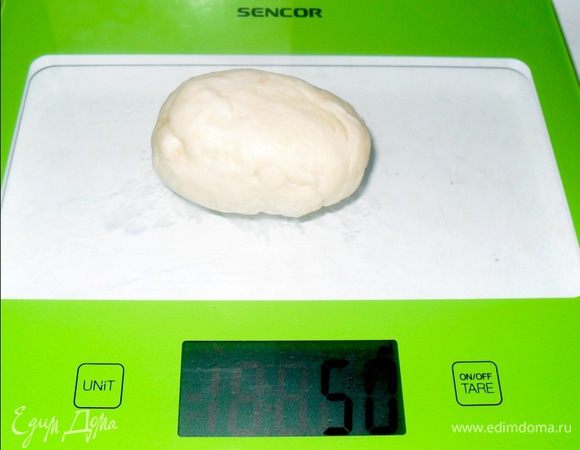 После того как оно подойдет, разделить примерно 15 частей. У меня получилось 15 булочек по 50 г.
Снова накрываем полотенцем и ставим в теплое место уже на 30 минут. Они ещё немного подойдут