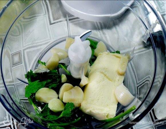 В блендере измельчить размягченное масло, чеснок и зелень до однородной массы.
В центре каждой булочки сделать надрез и заложить туда чуть меньше чайной ложки начинки, смазать яйцом и отправить в духовку на 20 – 25 минут при температуре 180 гр.