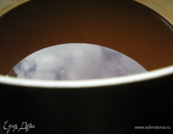 Нагрейте духовку до 175°C. Нагрейте масло в сотейнике на очень медленном огне. Добавьте мед и шоколад и помешивайте пока шоколад не растает. Уберите с огня.