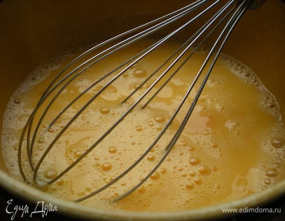 В небольшой емкости взбейте яйца.