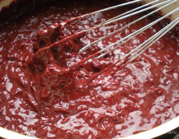 Смешайте муку, разрыхлитель, какао и соль вместе и введите в смесь со свеклой. Смажьте маслом форму для торта и посыпьте кокосом, чтобы избежать прилипание торта к стенкам. Выпекайте 25 - 30 минут. Украсить по желанию.