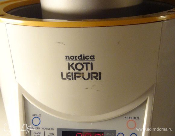 Заложить все ингредиенты для теста в хлебопечку и выбрать режим "только тесто".
