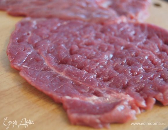 Телятину нарезать на пласты толщиной 1 см, накрыть пищевой пленкой и отбить молоточком. Если совсем нежное мясо лучше плоской стороной молотка. 