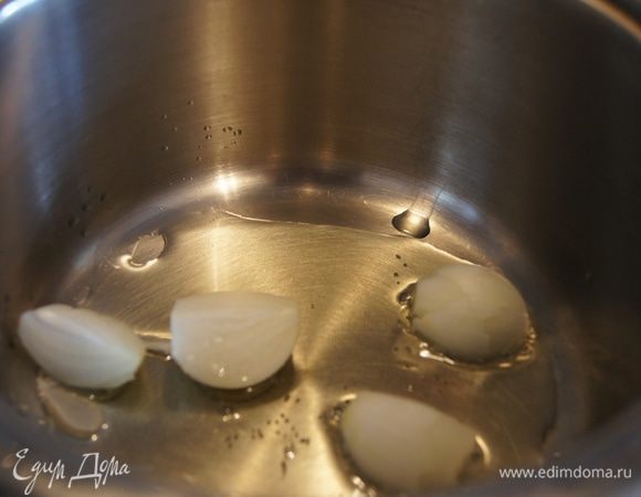 Тем временем - ризотто. В толстостенной кастрюльке разогреть оливковое масло, луковицу разрезать на 4 части и быстро обжарить до мягкости.