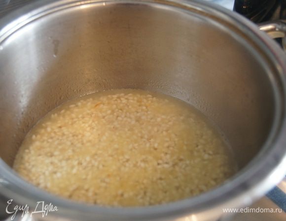 Добавить вино, выпарить его на сильном огне, не забывая помешивать.