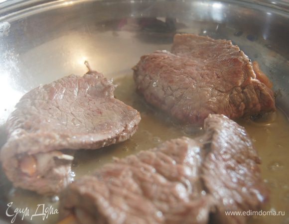 Во время приготовления ризотто обжарить телятину. Для этого в сковороде разогреть оливковое масло, выложить мясо и обжаривать по 5-6 минут с каждой стороны. Готовую сальтимбокку переложить на теплую тарелку, накрыть и оставить на 5-10 минут отдохнуть.