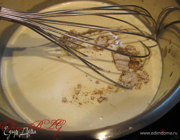 Сливки, молоко, сахар, ванильный сахар подогреть на низком огне.