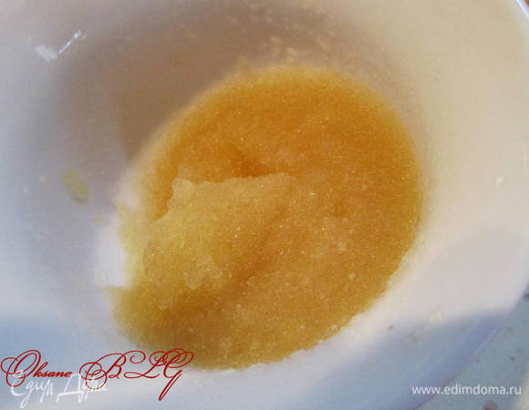 Желатин залить 30 мл теплой воды, перемешать, дать набухнуть.