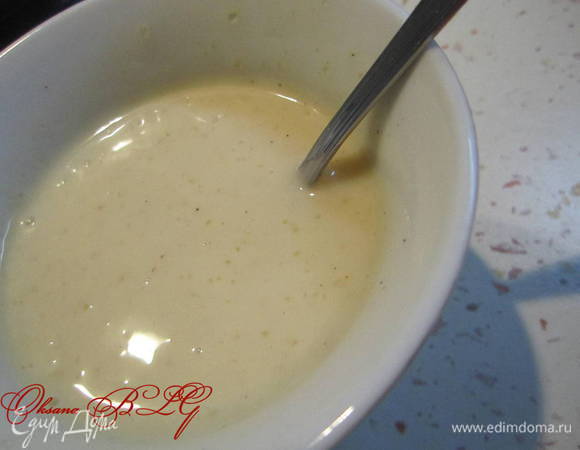 Ввести в желатин немного сливочно-молочной массы, перемешать. Добавить к оставшейся массе. На низком огне варить до полного растворения желатина. НЕ доводить до кипения.