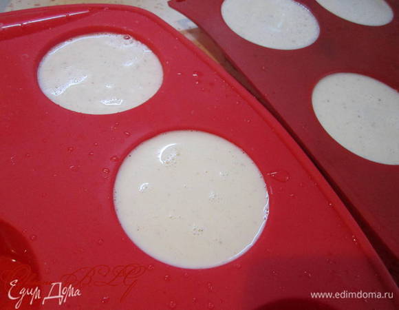 Когда желатин растворился, разлить по формочкам или же в стаканчики. Поставить в холодильник на 30-60 минут.