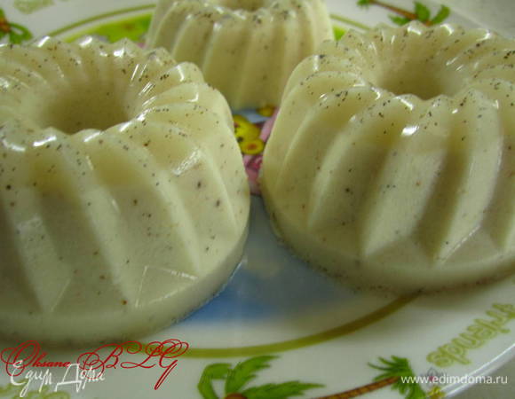 Для соуса, клубнику перетереть с 1-2 ст. л.сахара. 
Охлажденный десерт выложить на тарелку, полить соусом.
