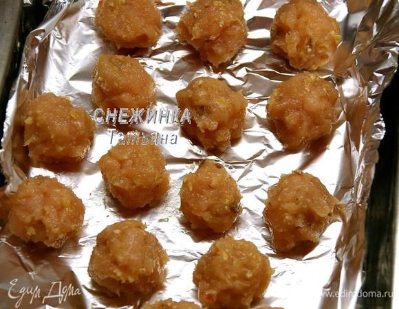 Мокрыми руками формируем небольшие шарики из фарша. В форму для запекания (или на противень) кладём фольгу, на неё укладываем шарики.