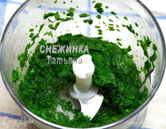 Свежий шпинат опускаем в кипяток на несколько секунд, чтобы он уменьшился в размере. Вынимаем, обдаём холодной водой, отжимаем хорошенько и измельчаем в блендере.