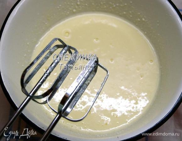 В миске взбиваем миксером яйца с солью, добавляем рикотту и снова взбиваем.