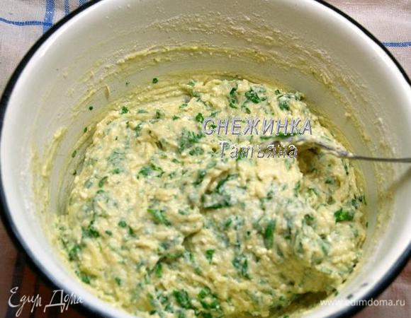 Просеиваем в тесто муку с разрыхлителем. Хорошо вымешиваем ложкой.