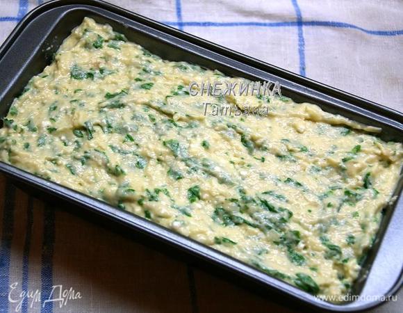 Распределяем вторую половину теста и немного постучим формой по столу, чтобы тесто равномерно осело.