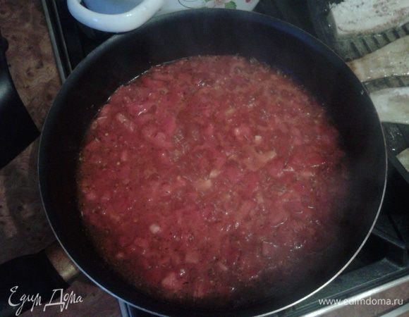 Помидоры нарезать кубиком и обжарить с чесноком до однородной массы, можно добавить немного томатного сока.