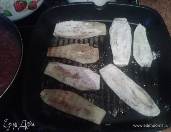 Баклажаны нарезать вдоль посолить и обвалять слегка в муке, и обжарить на растительном масле на сковороде гриль до корочки.