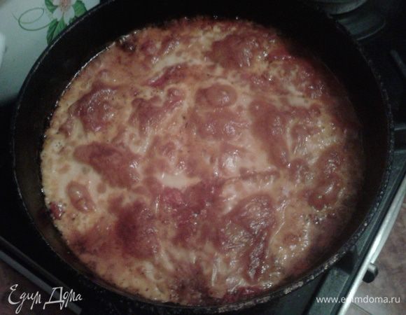 Сложить слоями в сковородку для запекания в духовке. 1 слой томатного соуса, 2 слой баклажан, 3 слой сыра, и повторить два раза. Выпекать в духовке 25 минут при температуре 180С