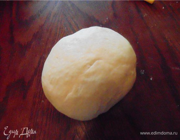 в теплой воде растворить сахар и затем добавить туда дрожжи..оставить минут на 10-15 до образования пышной пены
Смешать муку, щепотку соли, 3 ст. л. оливкового масла с дрожжами и хорошо перемешать
Когда в миске образуется тесто...выложить его на рабочую поверхность и хорошо вымесить в течении минут 5-7
Затем смазываем миску в которой замешивали тесто маслом...выкладываем туда тесто..я сверху его тоже слегка смазываю маслом. Накрываем пищевой пленкой и отправляем в теплое место минут на 30-40.
Когда тесто поднялось его еще раз обминаемы.
Этого количества теста хватит на 2 пиццы.