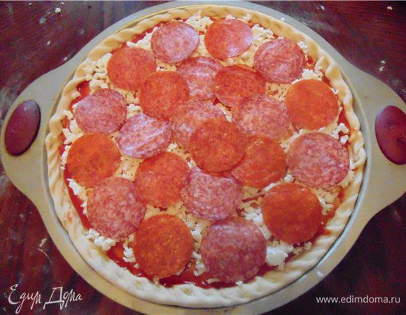 Далее раскладываем колбасы салями и пеперони