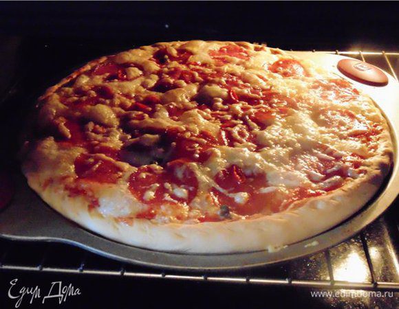 и отправить в заранее разогретую духовку до максимума на несколько минут до легкого зарумянивания пиццы.