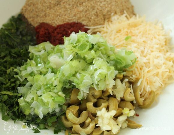 Приготовить начинку: сыр натереть на мелкой терке,оливки нарезать полукольцами, зелень и чеснок мелко нарезать, лук порей нарезать полукольцами, прогреть 1 минуту в сковороде с растительным маслом, остудить. Добавить томатную пасту и все хорошо перемешать. Если потребуется, посолить по вкусу.