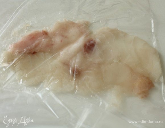Филе рыбы нарезать на части толщиной 2,5-3 см, через пленку отбить до толщины 0,7-1 см.