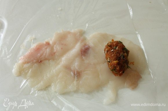 Берем 1-2 ложки начинки, руками формуем ее в виде колбаски, выкладываем на край отбитого филе.