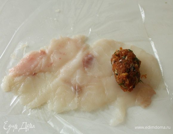 Берем 1-2 ложки начинки, руками формуем ее в виде колбаски, выкладываем на край отбитого филе.