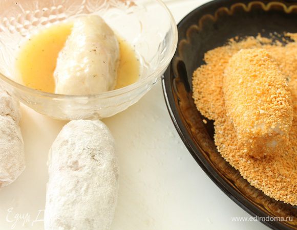 В отдельные мисочки насыпаем муку, панировочные сухари,взбитое с щепоткой соли и молотого перца яйцо. Каждый рулетик хорошо обвалять в муке, затем окунуть в яичную смесь, обвалять в панировочных сухарях.
Нагреть сковороду с растительным маслом и обжарить рулетики до золотистого цвета на минимальном огне под слегка приоткрытой крышкой.