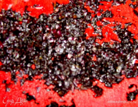 Базилик мелко мелко рубим ножом.