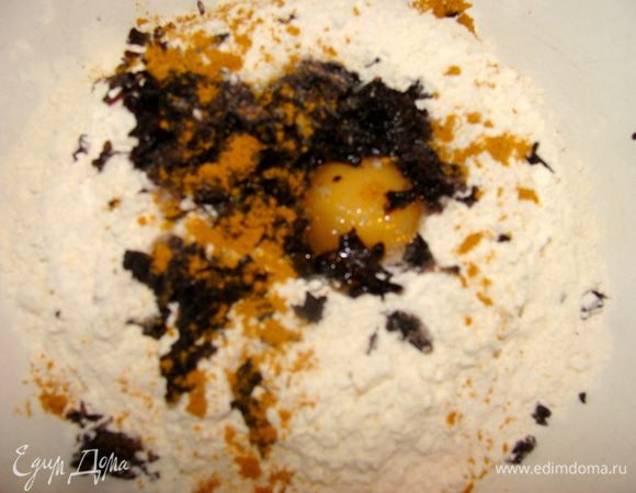 Делаем горку из муки, в ней воронку. Добавляем яйца, базилик, соль. Я еще добавила куркуму.