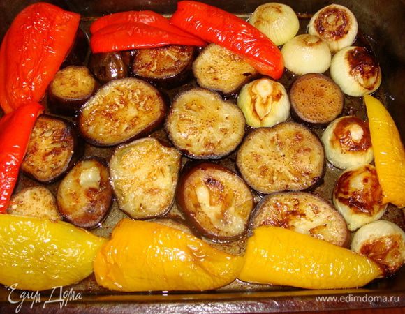 Достаем овощи из духовки и формируем блюдо. 