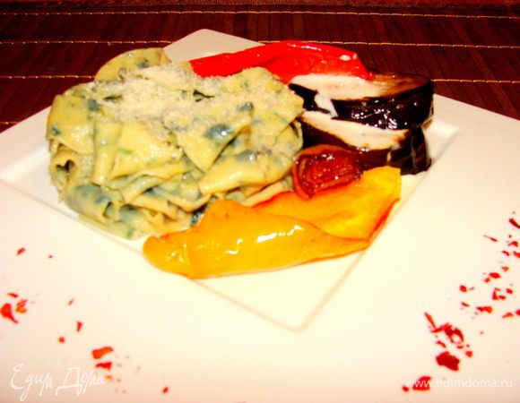 Пасту посыпаем тертым пармезаном. Овощи чуть присаливаем. Можно посыпать перцем или полить сырным соусом.