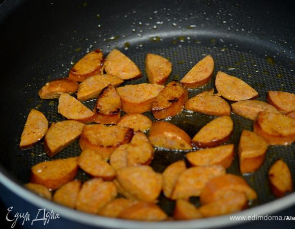 Колбасу порезать и обжарить слегка на сковороде с растительным маслом.
