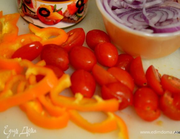 Помоем и порежем овощи. Выложим поверх колбаски и слегка обжарим вместе.