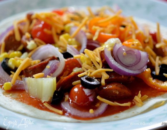 Выложим овощи с колбасой. Затем маслины, кукурузу и сыр натертый. Приступаем к обеду. Приятного аппетита.