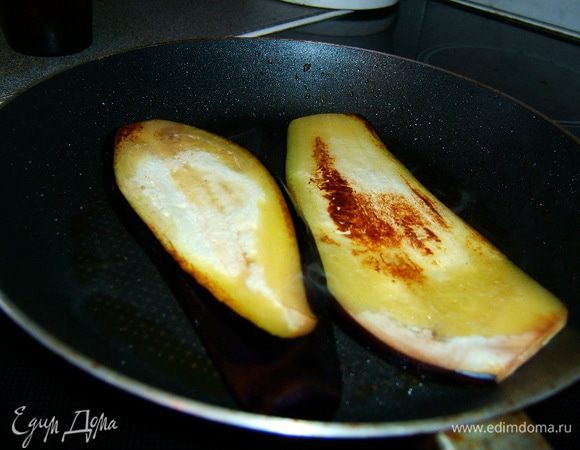 Баклажаны нарезать вдоль на пластики  0.5 см. Обжарить на сковороде на оливковом масле с двух сторон