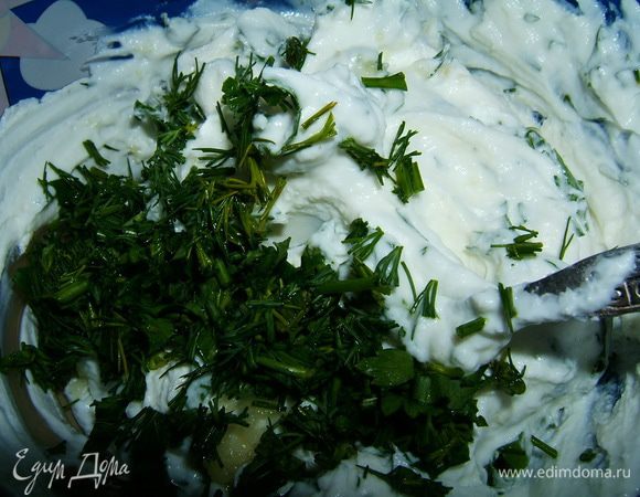 Для начинки смешать сыр рикотта и натертую на крупной терке моцареллу, нарезанную зелень укропа и петрушки, чеснок раздавить через чеснокодавку